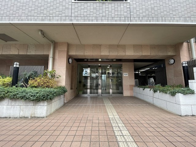 【玄関】 | ライオンズヴィアーレ成増　（成増店） | 緑が豊かで心静かに過ごせる落ち着いた佇まい
