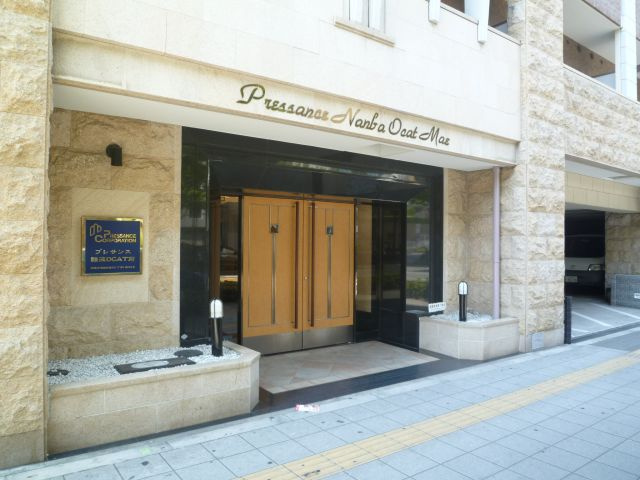 プレサンス難波OCAT前のエントランス