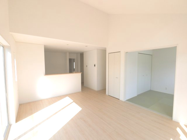 みやき町原古賀　第３　２号棟の居間・リビング|キッチン・リビング・和室でコミュニケーションとれるLDK♪