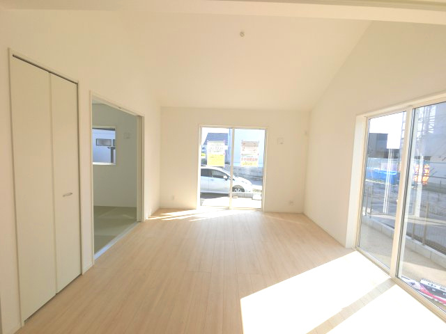 みやき町原古賀　第３　２号棟の内観：施工例|家族が集まる中心となるリビング・ダイニング。団らんする姿が浮かびますね♪