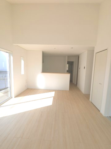 みやき町原古賀　第３　２号棟の居間・リビング|リビングのお子さんに目配りできる対面式カウンターキッチンを採用。