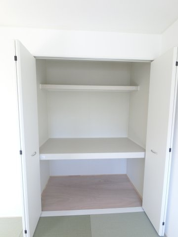みやき町原古賀　第３　２号棟の収納|和室には段有りクローゼット収納があります！座布団やお客様用のお布団など収納するのに便利ですね♪