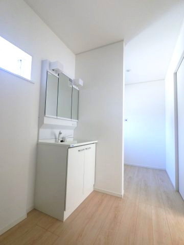 みやき町原古賀　第３　２号棟の洗面所|広くて使いやすい洗面ルーム。朝もゆとりをもって準備できます♪