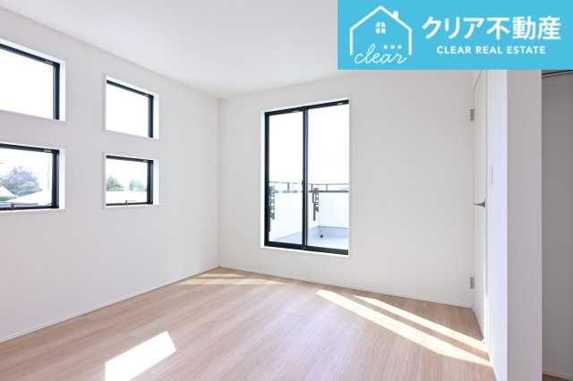 【洋室】 | 太田市新田上江田町　GRAFARE | 日当たりのよい寝室は大容量のウォークインクローゼット付き！