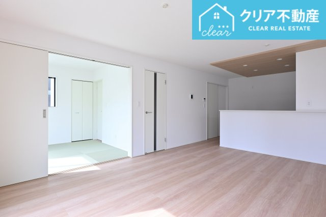 【居間・リビング】 | 太田市新田上江田町　GRAFARE | 大型ＴＶも余裕で置けちゃう！ワイドなリビングで家族団らんの時間も増えそうですね♪