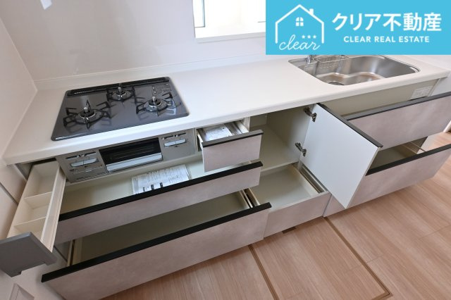 【キッチン】 | 太田市新田上江田町　GRAFARE | スライド収納付きシステムキッチン。パスタ鍋や圧力鍋の出し入れもスムーズ！