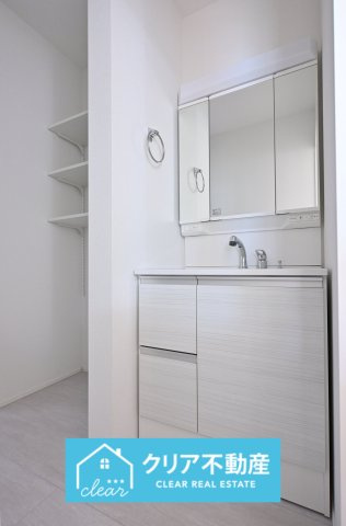 【独立洗面台】 | 太田市新田上江田町　GRAFARE | 3面ミラーの後ろは収納スペースを完備。生活感のあるものは隠して、スッキリシンプルな洗面台に！