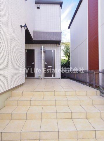 東村山市萩山町４丁目のアパートのエントランス