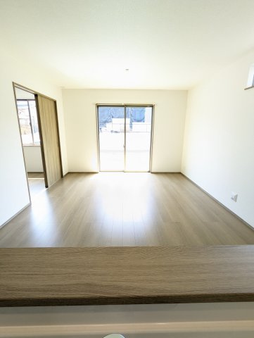 日立市東大沼町3期の居間・リビング|キッチンから見たリビングです。リビングは家族皆が集まる場所～家族会議からお子様の日々の成長を感じられる場所です