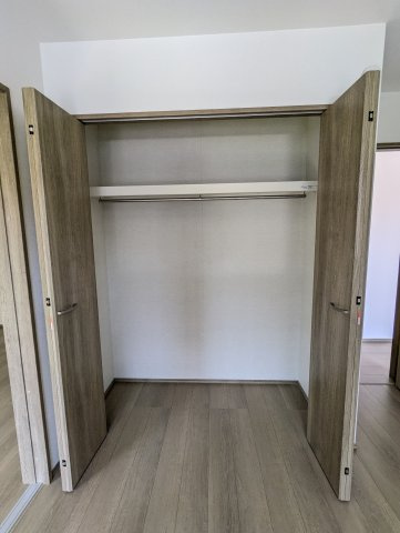 日立市東大沼町3期の収納|１階洋室にもしっかりとした収納があり、すっきりお部屋をお使いいただけます。