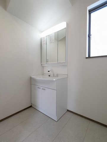 日立市東大沼町3期の独立洗面台|明るい洗面スペース！一日を始める朝も素顔に戻る夜もこの洗面で～！