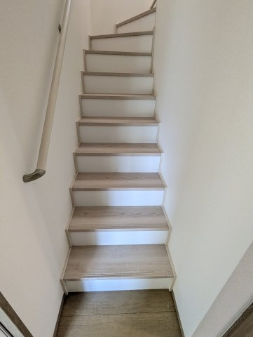 日立市東大沼町3期の内装|窓付きの階段は明るく、手すり付きで小さなお子様でも安心です