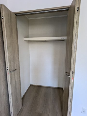日立市東大沼町3期の収納|クローゼット内にキャストなどを置いていただき、スペースの有効活用を！