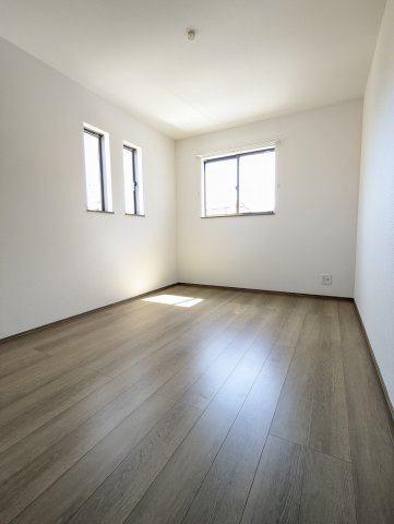 日立市東大沼町3期の洋室|フローリングの部屋は家具やインテリアともマッチしてお洒落感が出やすく身の周りの整理がしやすく魅力的です～♪