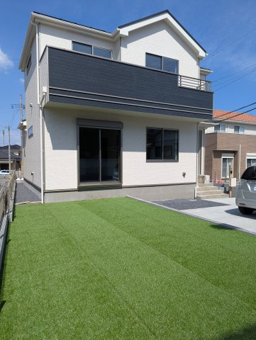 日立市東大沼町3期の庭|人工芝がひいてあり、とてもきれいにお庭です。