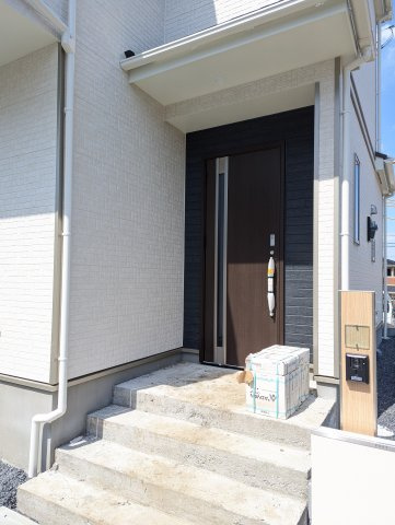 日立市東大沼町3期の玄関|エントランスです。帰りたくなる家、住む幸せ、ご見学の際はお問合せ下さい。心よりお待ちしております～。