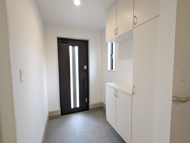 日立市東大沼町3期の玄関|玄関窓から光が差し込む明るい玄関です！白を基調としているのでスッキリとしています♪