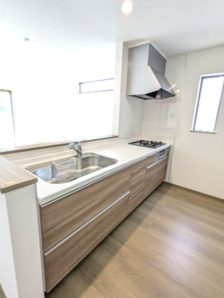 日立市東大沼町3期のキッチン|カウンターキッチンで動線が非常に効率的でスムーズな作業ができ魅力的です。