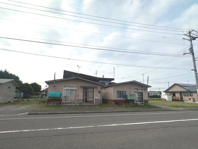 【現在満室】中標津町西6条北3丁目　戸建て3棟の前面道路含む現地写真