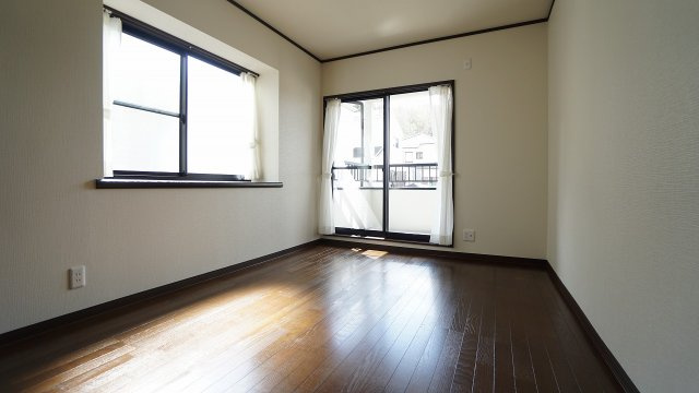 【洋室】 | 鈴張（ゆずりは団地）　内外装リフォーム済み４ＬＤＫ戸建て | ２Ｆの６帖洋室３　こちらもバルコニーつながり　明るいひろびろ空間　大容量の収納つき