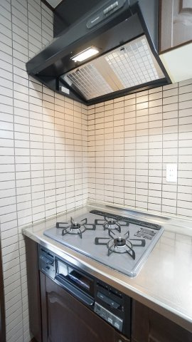 【キッチン】 | 鈴張（ゆずりは団地）　内外装リフォーム済み４ＬＤＫ戸建て | ３くちガスコンロつき
