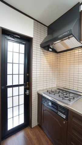【キッチン】 | 鈴張（ゆずりは団地）　内外装リフォーム済み４ＬＤＫ戸建て | 勝手口ドア出入口つき