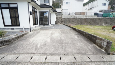 【駐車場】 | 鈴張（ゆずりは団地）　内外装リフォーム済み４ＬＤＫ戸建て | 車３台～駐車できます