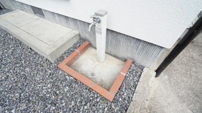 【庭】 | 鈴張（ゆずりは団地）　内外装リフォーム済み４ＬＤＫ戸建て | 立水栓つき　洗車、ガーデニングにも便利