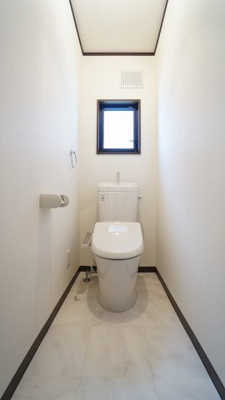 【トイレ】 | 鈴張（ゆずりは団地）　内外装リフォーム済み４ＬＤＫ戸建て | １Ｆの最新ウォッシュレットトイレ