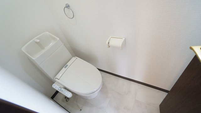 【トイレ】 | 鈴張（ゆずりは団地）　内外装リフォーム済み４ＬＤＫ戸建て | ２Ｆの最新ウォッシュレットトイレ