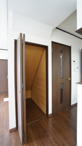 【居間・リビング】 | 鈴張（ゆずりは団地）　内外装リフォーム済み４ＬＤＫ戸建て | ＬＤＫに収納クローゼットつき　ますます収納が充実