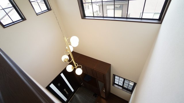 【玄関】 | 鈴張（ゆずりは団地）　内外装リフォーム済み４ＬＤＫ戸建て | 開放的なひろびろ吹き抜け玄関