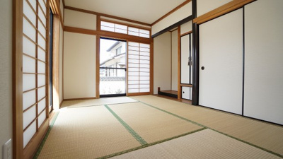 【和室】 | 鈴張（ゆずりは団地）　内外装リフォーム済み４ＬＤＫ戸建て | １Ｆの６帖和室　ＬＤＫつながりますます広々　明るく癒される落ち着いた空間