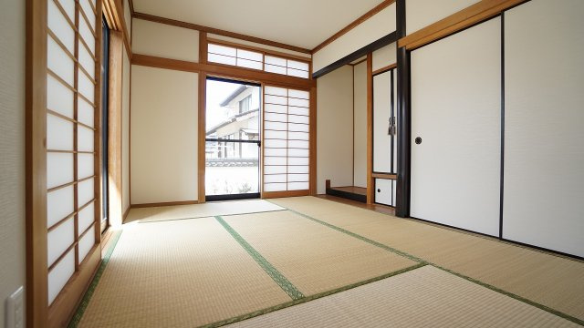 【和室】 | 鈴張（ゆずりは団地）　内外装リフォーム済み４ＬＤＫ戸建て | １Ｆの６帖和室　ＬＤＫつながりますます広々　明るく癒される落ち着いた空間