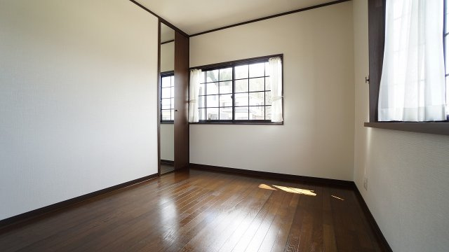 【洋室】 | 鈴張（ゆずりは団地）　内外装リフォーム済み４ＬＤＫ戸建て | ２Ｆの６帖洋室１　明るい空間　大容量の収納つき