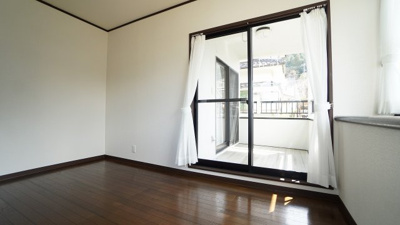 【洋室】 | 鈴張（ゆずりは団地）　内外装リフォーム済み４ＬＤＫ戸建て | ２Ｆの６帖洋室２　バルコニーつながり　明るい空間