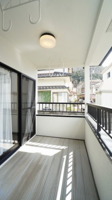 【バルコニー】 | 鈴張（ゆずりは団地）　内外装リフォーム済み４ＬＤＫ戸建て | ２Ｆのバルコニー　２つの洋室から出入りできます　南向き、陽当り、眺めも良好