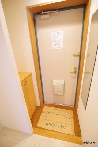 マインズ・コム南森町　仲介手数料無料の玄関