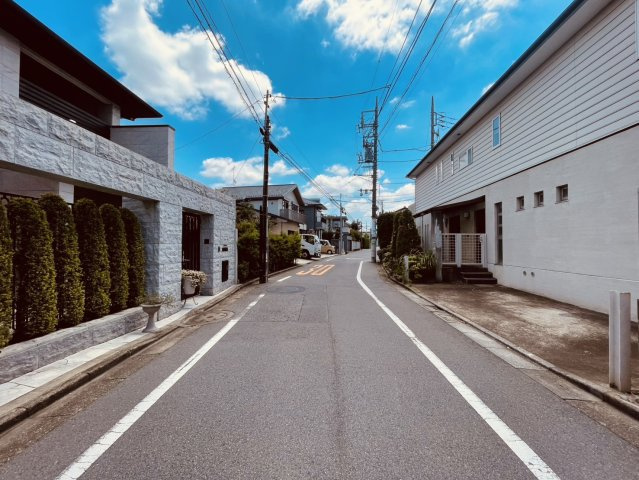 【前面道路含む現地写真】 | 練馬区向山２丁目　中古戸建て | 見通しもよく、落ち着いた住宅街でゆったり過ごせる住環境です