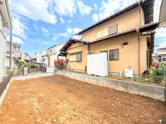 戸塚区汲沢町　条件なし売地の外観|◆堂々たる趣ながら、主張し過ぎずどこか余裕を感じさせるシャープなフォルムで佇む邸宅は、晴天の空と照らし合わせる事で、本来あるべき完成形の姿を見せてくれます。