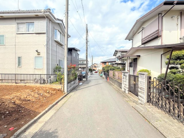 戸塚区汲沢町　条件なし売地の前面道路含む現地写真|◆前面道路も幅員があり車の運転も安心！前面道路は閑静な住宅地。車通りの少ない道路です。お子様にも安心です。