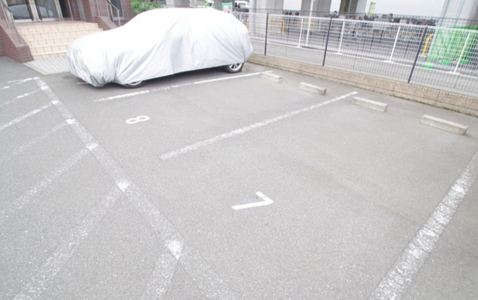 メゾン南多摩の駐車場