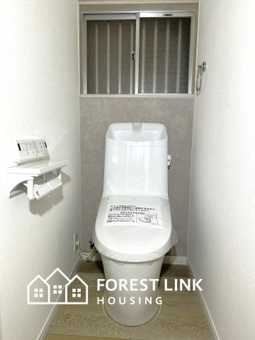 高砂町2丁目戸建のトイレ|窓付きのトイレ。換気もしやすく、毎日を気持ちよくスタートできる清潔感あふれる空間です。
