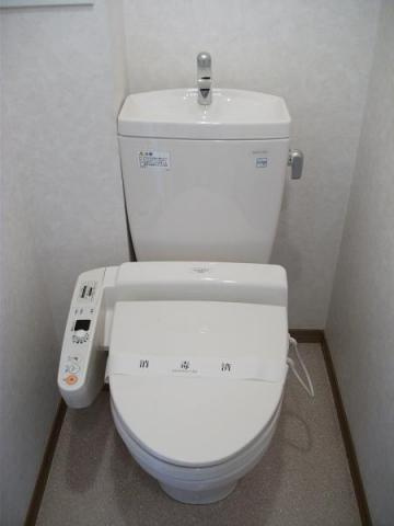 アークプラザしおばるのトイレ|【単身様へおすすめ】トイレ（温水洗浄便座・手洗い付き）、とても綺麗で清潔感があります♪
