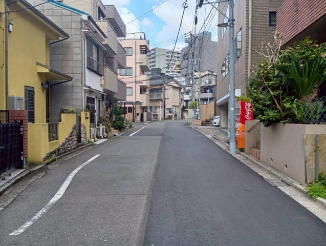 文京区大塚　建築条件なし売地の前面道路含む現地写真