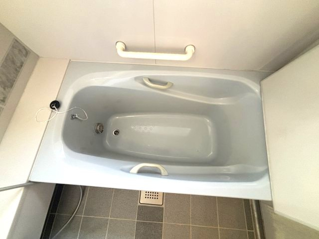 入間市東藤沢7丁目の浴室|浴槽は、手すりがあり立ち座りに便利！