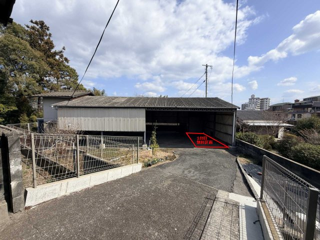 折尾2丁目貸家の駐車場|建物奥にある広い屋根付き専用駐車場。向かって一番右が区画です。