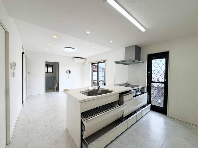 折尾2丁目貸家のキッチン|白を基調とした広いキッチン、リビング