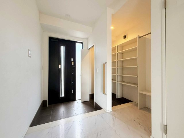 折尾2丁目貸家の玄関|広い玄関　隣に大収容可能のシューズクローゼットあり♪