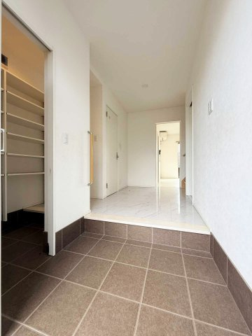 折尾2丁目貸家の玄関|広い玄関 